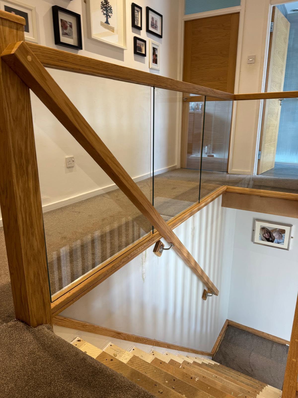 Made-to-measure staircase with contemporary glass safety panels